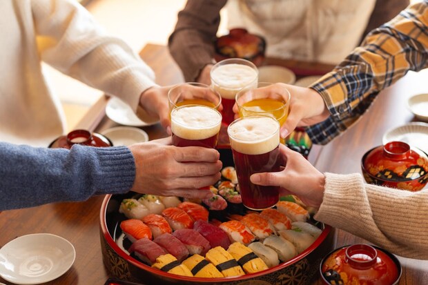 年末年始は「糖尿病」リスク増！？　食後の血糖値上昇を抑える食べ方＆おすすめ食材とは【医師解説】