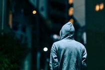 SNSでの“ちょっとした対応”が相手に誤解与える危険も　「ストーカー」被害を防ぐ10カ条【元刑事が解説】