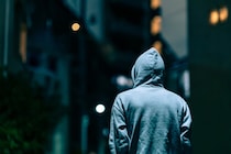 【豆知識】ぜひ覚えて！　元刑事が伝授する「ストーカー」被害を防ぐ10カ条がコレです！