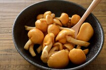「ナメコ」は洗うと栄養流出！？　調理時の注意点＆相性抜群の食材とは【管理栄養士が解説】