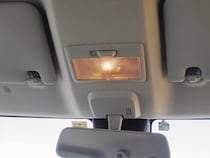 夜に車の「室内灯」つけながら運転すると、道交法違反に？　疑問を弁護士に聞く