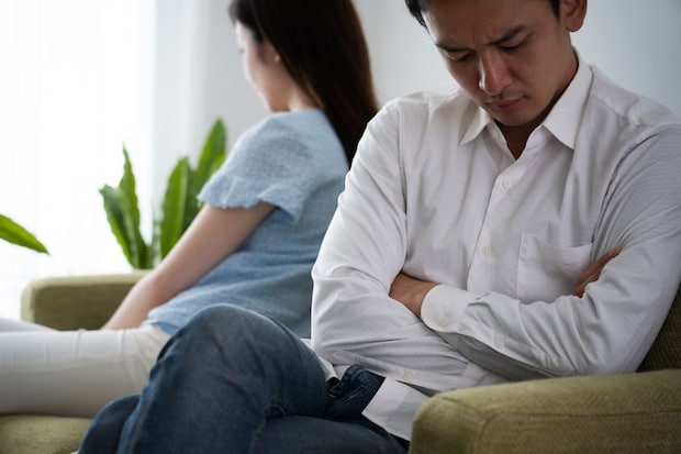 「妻とはいつでも別れられる」「愛があるように見せかけている」 妻のことが大嫌いな夫たちが《いい夫》の仮面をつけ続ける“生々しい理由”