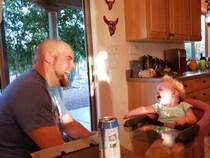 赤ちゃんが急に爆笑！　仲良し親子のほほ笑ましいやりとりに視聴者「憂鬱な気持ちが吹き飛んだ」