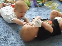 【動画】ビニール袋を巡り、2人の赤ちゃんの間で“バトル”勃発！　勝負の行方は？