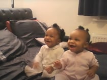 赤ちゃんとは思えないレベル！　ママの歌にノリノリな双子の天才ダンサーに視聴者「元気になった」