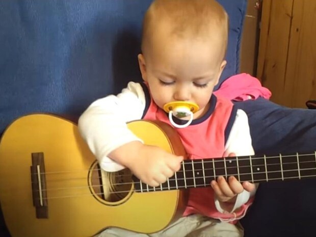 チューニングまで完璧!? 堂々とウクレレを弾き語る1歳半の女の子に反響続々「すごい!」「衝撃的」【動画あり】