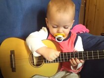 【動画】「すごい！ しっかり歌ってる〜！」 上手にウクレレを弾き語る女の子がかわいすぎる！（1分5秒）