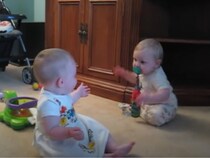 笑いが止まらない！？　男の子の動きにツボる赤ちゃんに視聴者メロメロ「キュートすぎるぞ！」