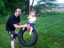 たくましすぎる！　ブランコから落ちてもニコニコ顔の赤ちゃんにびっくり「かわいくて勇敢」