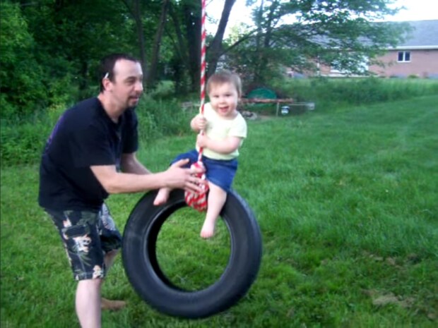 たくましすぎる! ブランコから落ちてもニコニコ顔の赤ちゃんにびっくり「かわいくて勇敢」