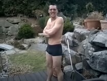 【動画】凍ったプールにパンツ一丁でダイブ　すると“笑撃”の瞬間が！