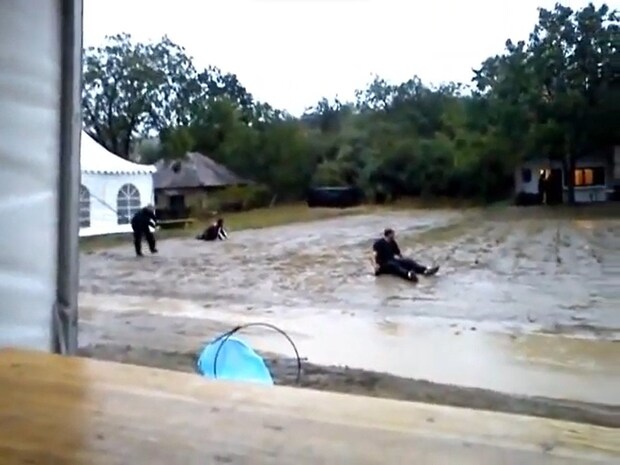 “滑って転んで”が止まらない! 酔っぱらった男性2人の壮絶すぎる帰り道に「笑い過ぎておなかが痛い」