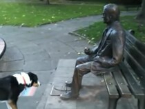 「遊ぼうよ！」と誘う相手は…銅像！？　犬のけなげな“かまってアピール”に反響続々「癒やされる」「私が遊んであげたい！」