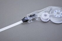 もう失敗しない！　「修正テープ」をうまく貼るコツとは？【文具メーカーが紹介】