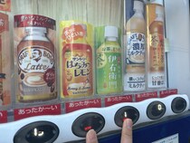 【自販機のウワサ】購入時に“左右のボタン”同時押し→「左の商品が出る」って本当？