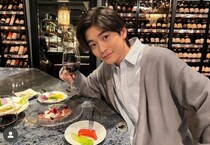 【写真】高橋文哉　ワイングラス手に“激かっこいい”姿