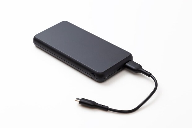 電車内で相次ぐ「モバイルバッテリー」発火…被害出たら、持ち主が“賠償責任”負う？　弁護士に聞く