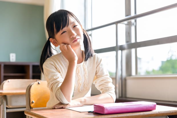 子どもが「学校の授業」についていけない…親はどうサポートする？　勉強への「苦手意識」克服するコツとは【専門家解説】