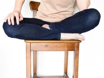 ついやりがち…椅子の上で「あぐら」、体にどんなリスク？