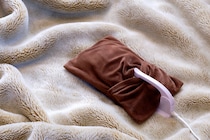 布団温めるのに役立つ「湯たんぽ」　ついやりがちな“危険な使い方”とは？　睡眠のプロに聞く正しい使用方法