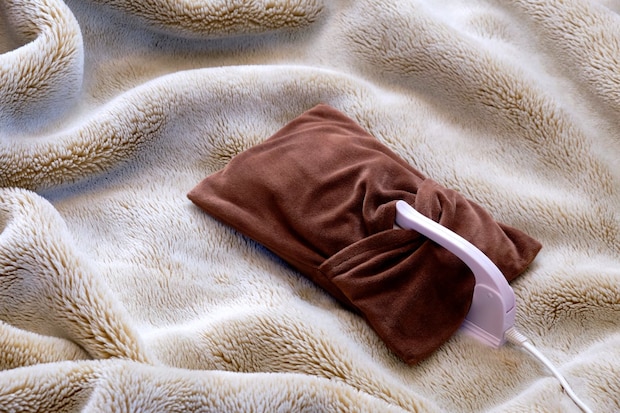 布団温めるのに役立つ「湯たんぽ」　ついやりがちな“危険な使い方”とは？　睡眠のプロに聞く正しい使用方法