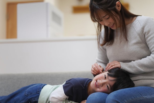 耳あかが気になるけど…子どもの「耳掃除」は毎日しちゃダメ！？　医師が教える適切な頻度＆NG行為