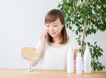 【皮膚科医が推奨】化粧水のつけ方、肌にいいのは「コットン」と「ハンドプレス」のどっち？