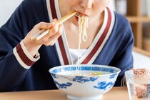 ラーメン食べると「鼻水」が出る…病気？　耳鼻科医に聞いたら理由が判明