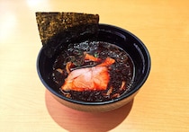 【スシロー】人気ラーメン店「極麺 青二犀」監修　「黒胡椒 濃口黒醤油ラーメン」　期間限定で販売