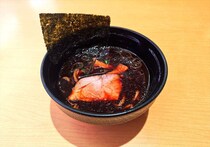 【写真】本家「極麺 青二犀」の「黒二犀」と比較！　おいしそう！