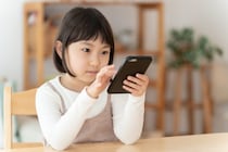 近視にならないか不安…子どもの「スマホ」使用、1日何時間までOK？　眼科医に聞くデジタル機器の上手な使い方