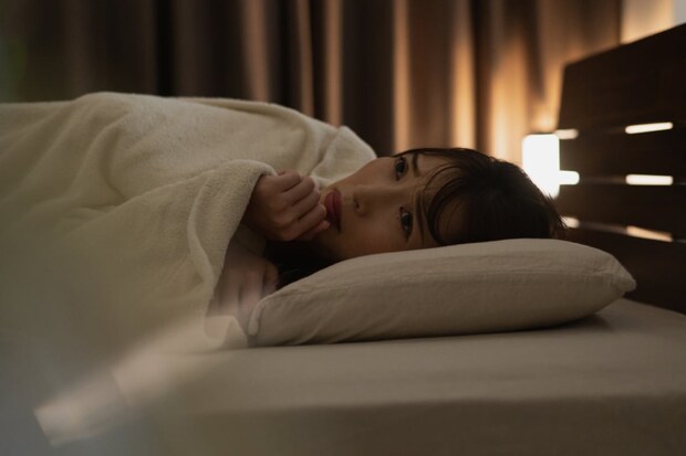 寒くて眠れない…「パジャマ」の下に“インナー2枚重ね着”はNG？　睡眠のプロが説く冬に「快眠」する秘訣