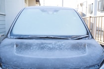 【豆知識】車の「フロントガラス」凍結　簡単に防止できる！　警視庁が“テクニック”伝授
