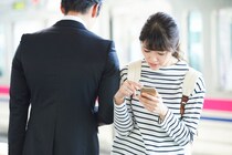 【恐怖】「歩きスマホ」の人とぶつかり、相手のスマホ落下　もし“破損”したら弁償しなきゃダメ？　弁護士に聞く