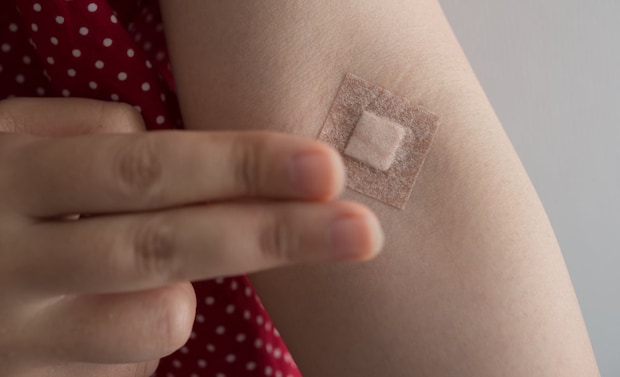 【健康診断】採血後に「しばらく指で押さえて」と指示された…いつやめればいいの？　内科医に聞いてみた