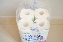 【豆知識】「トイレットペーパーの袋」がきれいに開けられる！　これがメーカー直伝の“簡単テクニック”です