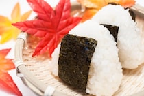 【疑問】おにぎりは「ラップ」で包むべきか、「アルミホイル」で包むべきか