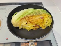 やけくそ感すごい！　ベーコン挟んだ「白菜」を丸焼き…JA全農の“ぶっ飛びレシピ”に「作ってみます」