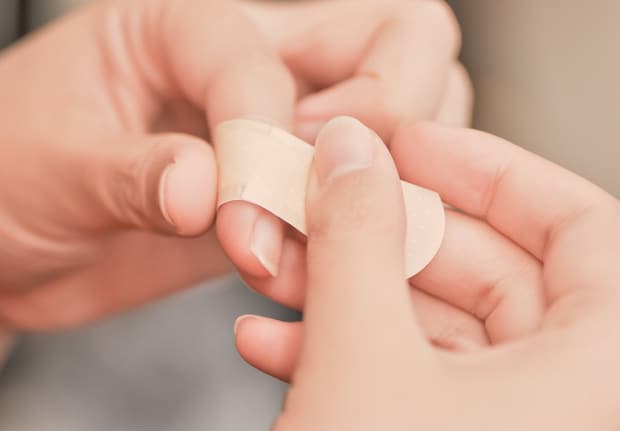 かえって傷口悪化…ついやりがちな「ばんそうこう」の“誤った使い方”とは　正しい使用法を薬剤師に聞く