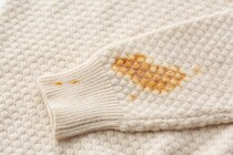 食事中、服に「しょうゆ」が付いてしまった…シミを簡単に落とす“テクニック”とは【クリーニング業者が紹介】