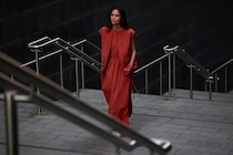 【写真】ユニクロに見えない！　美しいシルエットの「ユニクロ：シー」新コレクション　ワンピース、プルオーバーシャツもオシャレ！　高見えする！