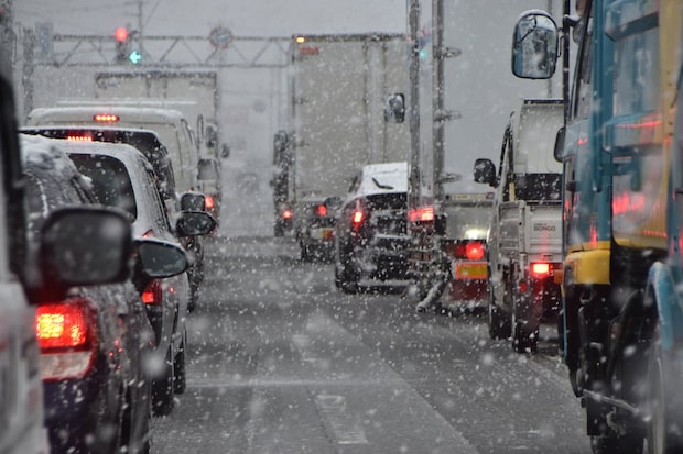 SNS「死ぬぞ」　雪の中「ノーマルタイヤ車」運転する人も…事故起こしたら“拘禁刑”に？【弁護士に聞く】