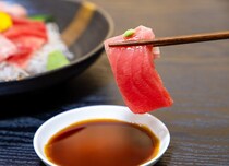 刺し身の「ワサビ」はしょうゆに溶くか、身にのせるか　どっちがいい？