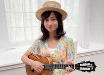 本環奈、麦わら帽子＆花柄ワンピースでウクレ