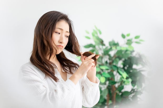 毛先だけ色入れる「裾カラー」ってどんな人が似合う？　向く＆向かない髪形の特徴とは【美容師に聞く】