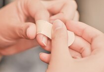 【要注意】かえって傷口悪化…ついやりがちな「ばんそうこう」の“誤った使い方”とは　正しい使用法を薬剤師に聞く
