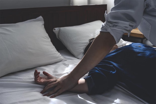 【夫婦の営み】頻度は「浮気・不倫願望」に関係する？　”月に1回程度”より少ないと…生々しい事情