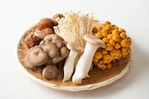 便秘改善に役立つけど…「キノコ」食べ過ぎると“危険な病気”に？　摂取時に注意すべき人の特徴とは