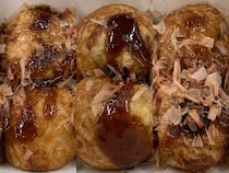 コンビニの冷凍「たこ焼き」　食べて分かった“外カリ、中トロ”食感、ソース、たこの大きさ…セブン－イレブン、ファミマ、ローソンで比較
