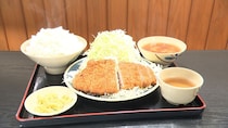 “とんかつ”170グラム＆しゃもじ5.5回分の白米「とんかつ定食」1200円　麺1キロ「ナポリタン」も「オモウマい店」登場